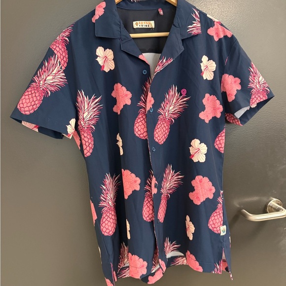 Sunset X Vine S Men's EUC/MINT condition Navy Shirt with Pink Pineapple Print - Picture 3 of 13